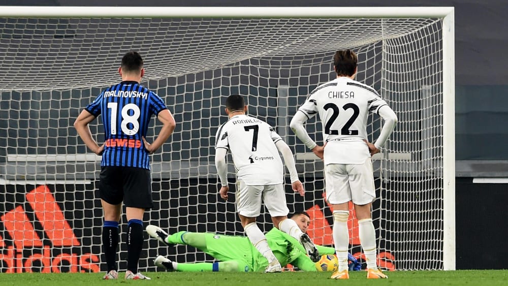 Verschoss gegen Bergamo nach der Pause einen Elfmeter, der sicher pariert wurde: Juve-Star Cristiano Ronaldo (Mitte).
