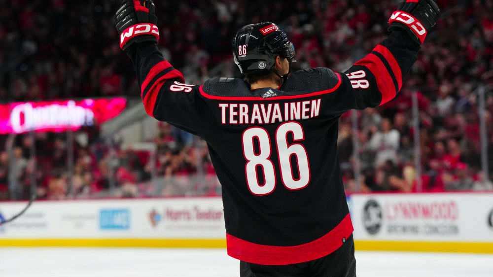 Dritter Hattrick in der NHL: Teuvo Teravainen besiegte die Sharks fast im Alleingang.