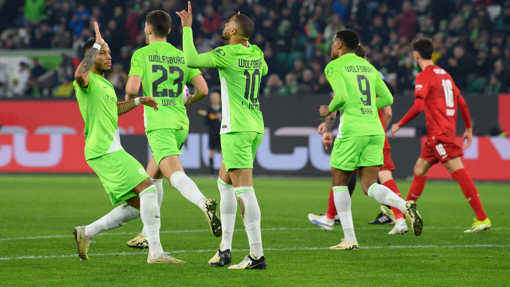 Wolfsburgs Nmecha (#10) bejubelt den 2:3-Anschlusstreffer.