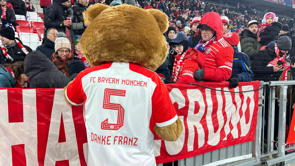 12.01.2024, Fussball 1. Bundesliga 2023 2024, 17.Spieltag, FC Bayern München - TSG Hoffenheim, in der Allianz-Arena München. Berni das Bayern Maskottchen trägt auch ein Trikot mit der Nummer 5, Danke Fanz, an das Gedenken von Franz Beckenbauer. ***DFL and DFB regulations prohibit any use of photographs as image sequences and or quasi-video.*** *** 12 01 2024, Soccer 1 Bundesliga 2023 2024, 17 Matchday, FC Bayern Munich TSG Hoffenheim, in the Allianz Arena Munich Berni the Bayern mascot also wears a jersey with the number 5, Thank you Fanz, to the memory of Franz Beckenbauer DFL and DFB regulations prohibit any use of photographs as image sequences and or quasi video