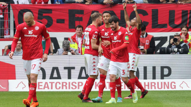 Leandro Barreiro zeigt mit den Fingern gen Himmel.