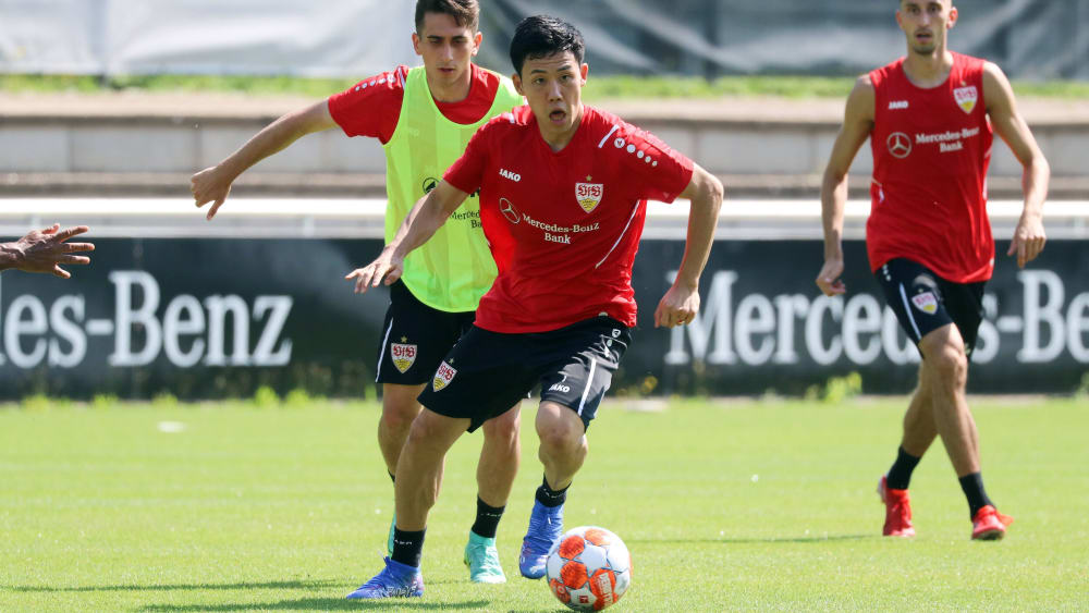 Stuttgarts Kapitän Wataru Endo (vorne) "wirkt fit und spritzig".