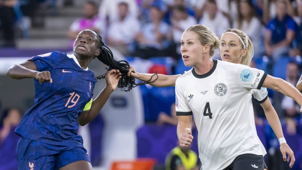 Kathrin Hendrich zog Griedge Mbock abseits des Balls an den Haaren.