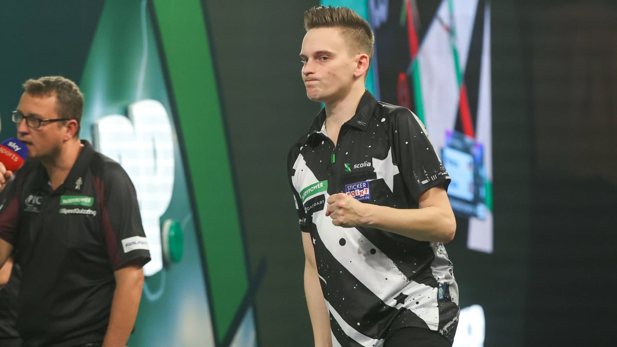 -Schwarz-vor-Augen-Pietreczko-k-mpft-mit-dem-Englisch-und-greift-zum-Schokoriegel