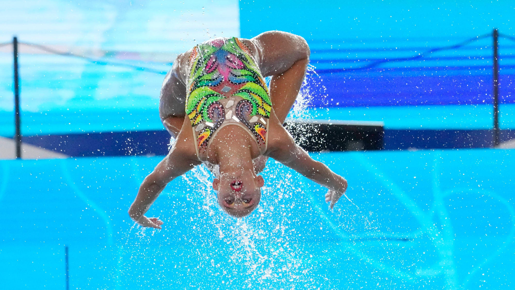 Eine Kunstschwimmerin bei ihrer Kür.
