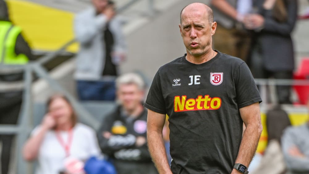 Regensburgs Trainer Joe Enochs bemängelte gegen Saarbrücken die fehlende Präsenz in Hälfte eins.