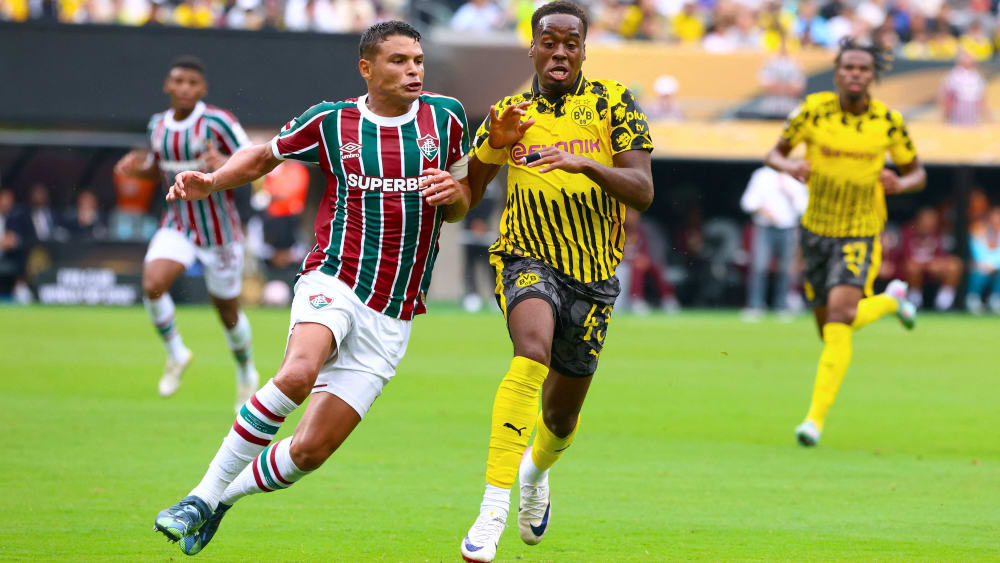 Jamie Gittens de Dortmund (derecha), aquí contra Thiago Silva de Fluminense