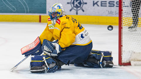 Sandro Aeschlimann (HC Davos) vs. Reto Berra (HC Fribourg-Gotteron)