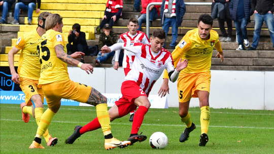 Jann Bangert (Mitte) kommt vom Regionalligisten FC Gießen nach Hadamar.