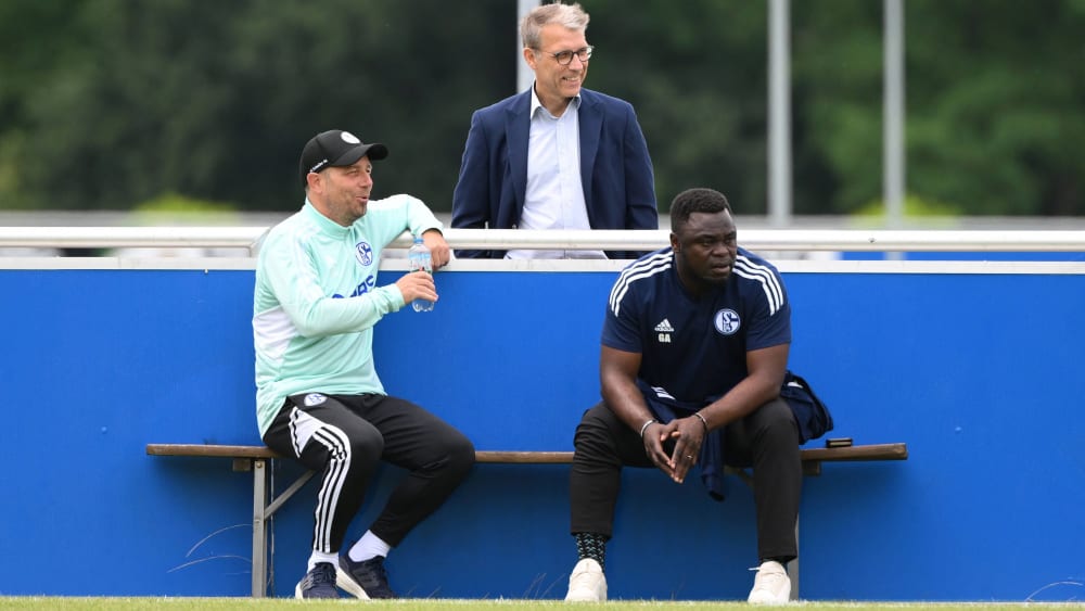 Peter Knäbel (stehend) und der FC Schalke 04 entschieden sich im Sommer für Frank Kramer (links) als neuen Trainer - und gestehen sich das als Fehler ein.
