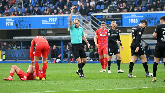 Martin Ens (#43) sah gegen Kiel die Rote Karte - und muss jetzt drei Spiele zusehen.