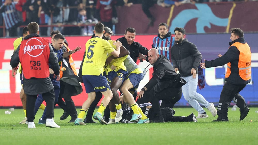 Ein Eklat: Nach dem Schlusspfiff des Spiels Trabzonspor gegen Fenerbahce griffen Fans der Heimmannschaft Spieler der Gastmannschaft an.