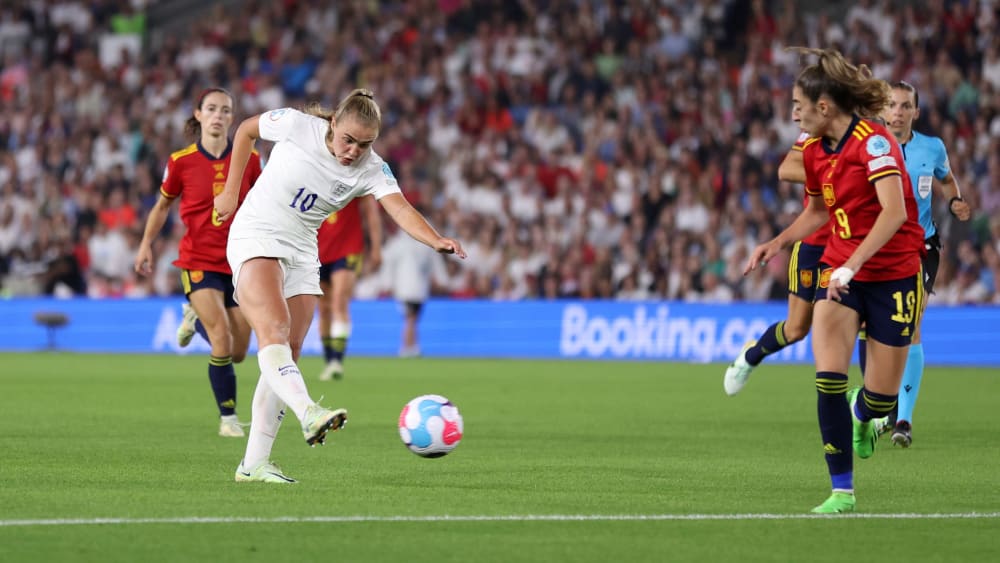 Schuss ins Halbfinale: Georgia Stanway (li.) schießt aus der Distanz zum 2:1 für England ein.&nbsp;