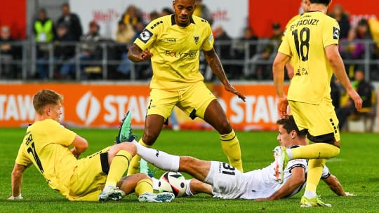 v.li.: Anton Heinz (Alemannia Aachen, 21), Charlison Benshop (Alemannia Aachen, 35), Maximilian Thalhammer (SV Waldhof Mannheim, 16), Soufiane El-Faouzi (Alemannia Aachen, 18), Aktion, Action, Spielszene, 25.09.2024, Aachen (Deutschland), Fussball, 3. Liga, Alemannia Aachen - SV Waldhof Mannheim, Fussball, 3. Liga, Alemannia Aachen - SV Waldhof Mannheim, DFB/DFL REGULATIONS PROHIBIT ANY USE OF PHOTOGRAPHS AS IMAGE SEQUENCES AND/OR QUASI-VIDEO.