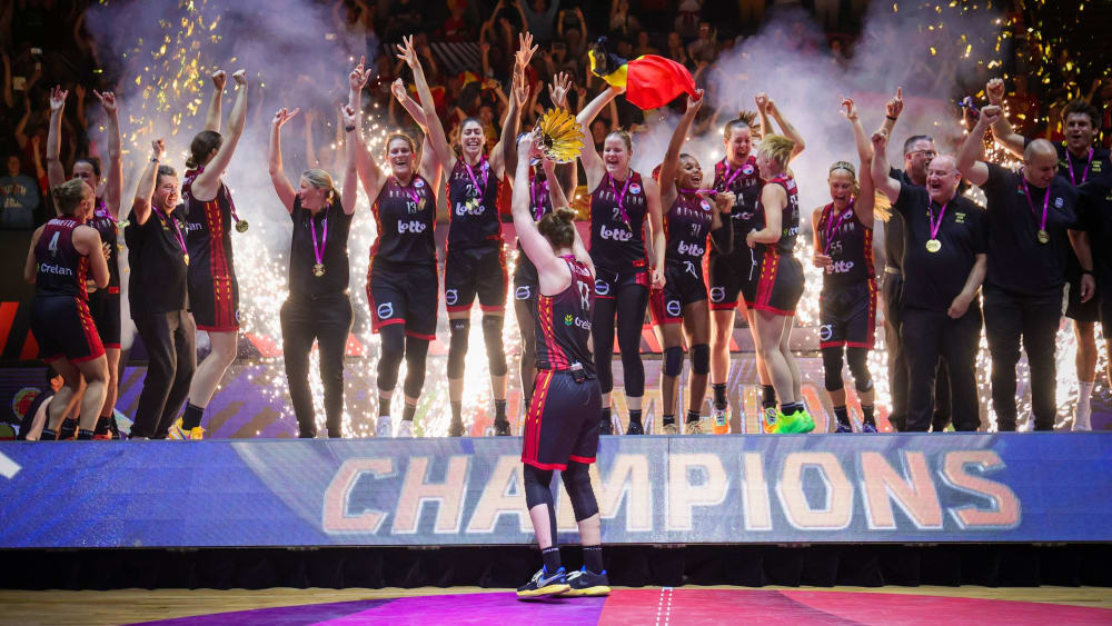 Die Belgierinnen feiern ihre erste Europameisterschaft im Basketball nach dem Sieg gegen Spanien.