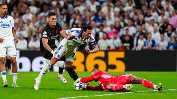 Patrik Schick schubst Thomas Delaney