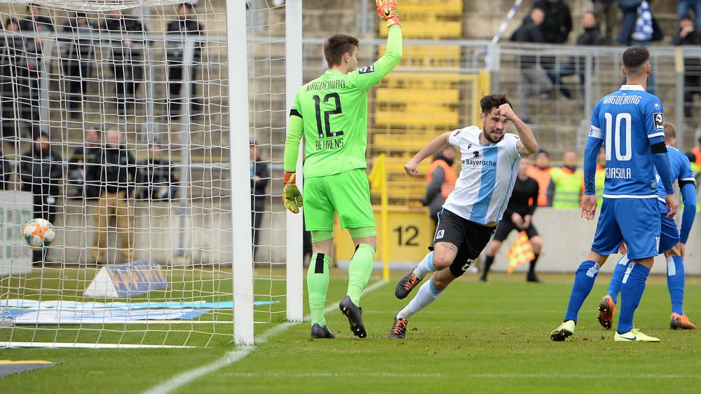 M&#252;nchen Aaron Berzel (mi.) jubelt &#252;ber sein F&#252;hrungstor gegen Magdeburg.