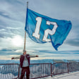 Torwart Kevin Müller ist schon seit 2012 treuer Fan: Nun durfte er als deutscher Botschafter zu den Playoffs die Seahawks-Flagge auf der Zugspitze hissen.