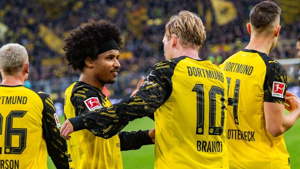 Torschütze und Vorbereiter: Karim Adeyemi (2.v.li.) der Julian Brandt (#10) das 1:0 für den BVB auflegte, beglückwünscht seinen Abnehmer.