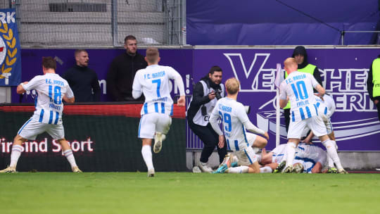 Grenzenloser Jubel - und Erleichterung: Hansa Rostock feiert den späten Siegtreffer in Aue.