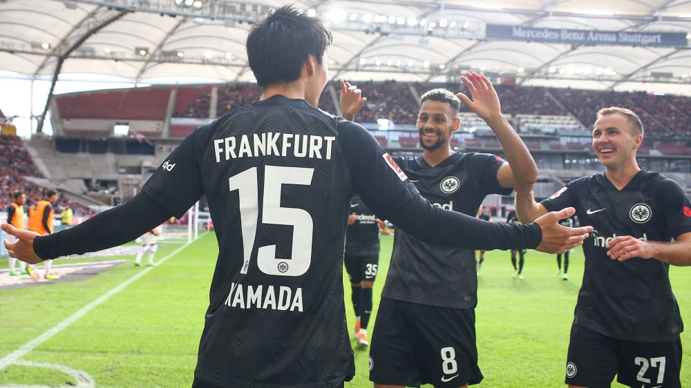 Jubeln mit dem Torschützen: Daichi Kamada (#15) führte Eintracht Frankfurt in Stuttgart zum Sieg.