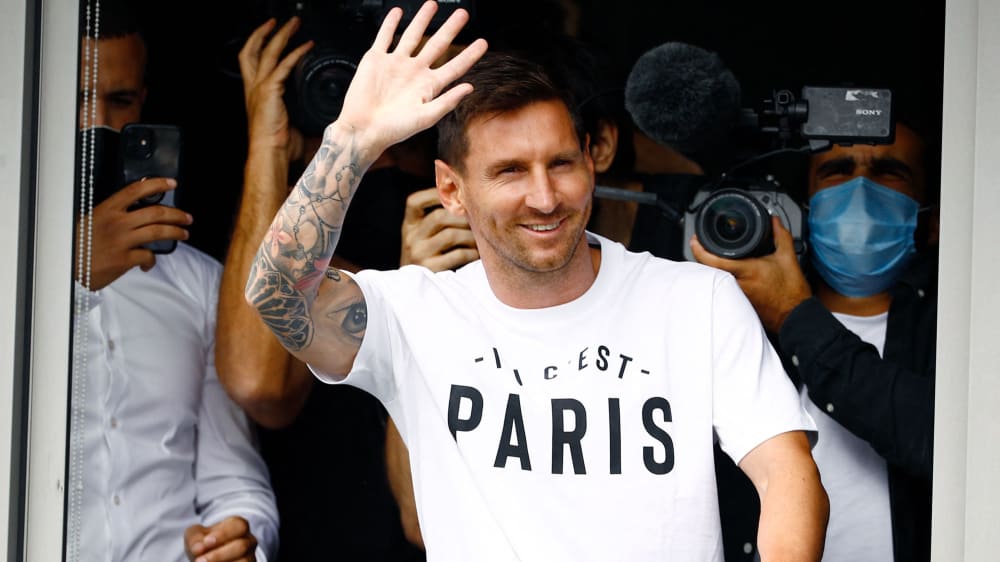 Landete am Dienstag in Paris: Lionel Messi winkt in die Menge.