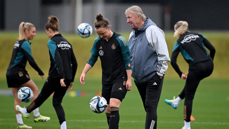 FRANKFURT AM MAIN, GERMANY - OCTOBER 24: Germany Women's head coach Horst Hrubesch (R) chats with Marina Hegering (L) during a Germany Women's training session at DFB Campus on October 24, 2023 in Frankfurt am Main, Germany. (Photo by Christian Kaspar-Bartke/Getty Images)