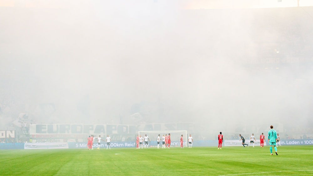 Wenig Durchblick: Pyrotechnik sorgte beim Frankfurter Heimspiel gegen Bayern im August für starke Rauchentwicklung.