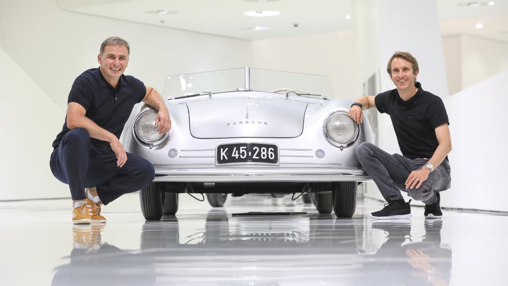 Tiefergelegt: Stefan Kuntz und Timo Bernhard (r.) gehen f&#252;r das 356er-Cabrio gerne in die Hocke.