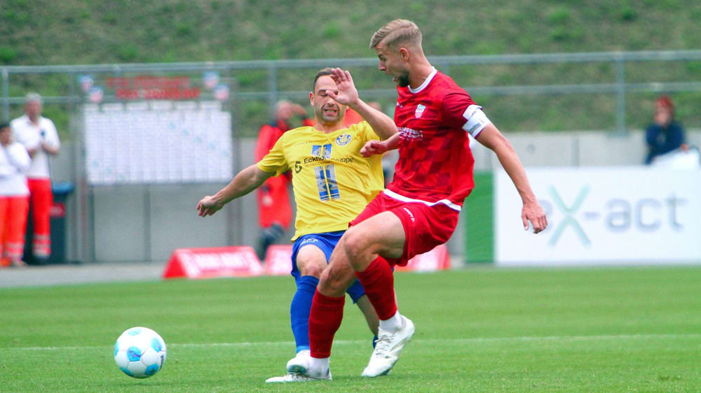 Tobias Dombrowa (links) im Zweikampf mit Maximilian Somnitz.