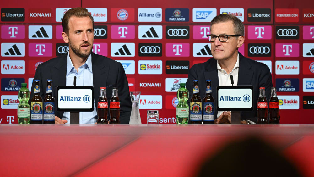 Bayerns Vorstandsvorsitzender Jan-Christian Dreesen (re.) neben Harry Kane bei der Pressekonferenz in der Allianz Arena.