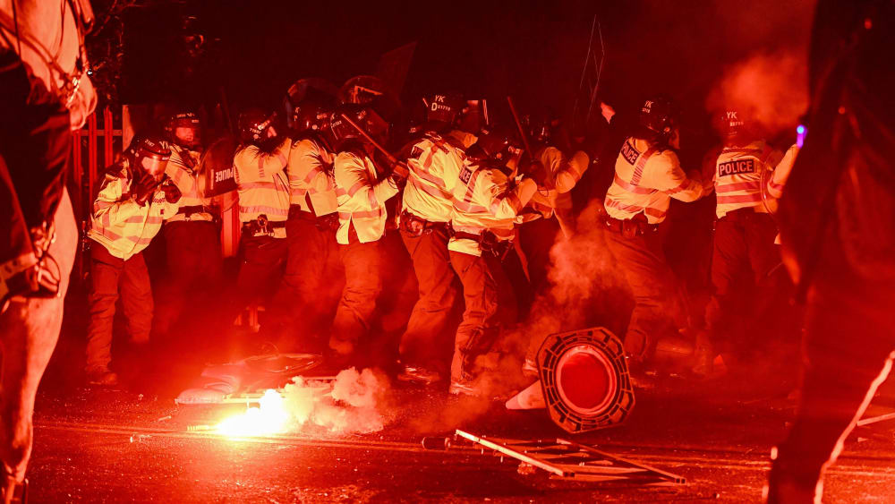 Die Polizisten sahen sich am Donnerstagabend in Birmingham offenbar gezielten Angriffen von Legia-Anhängern ausgesetzt.