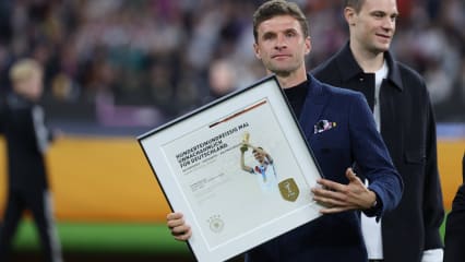 Abschiedsgeschenk: Thomas Müller mit Bild.