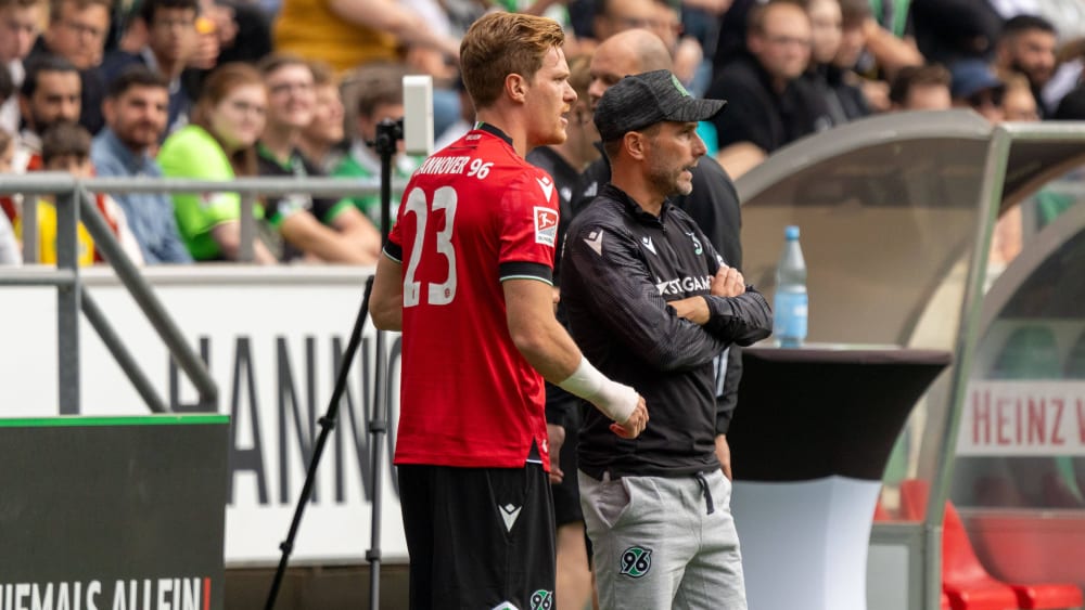 Hannover-Coach Stefan Leitl (re.) baut auch in Nürnberg auf Neuzugang Marcel Halstenberg von Beginn an.