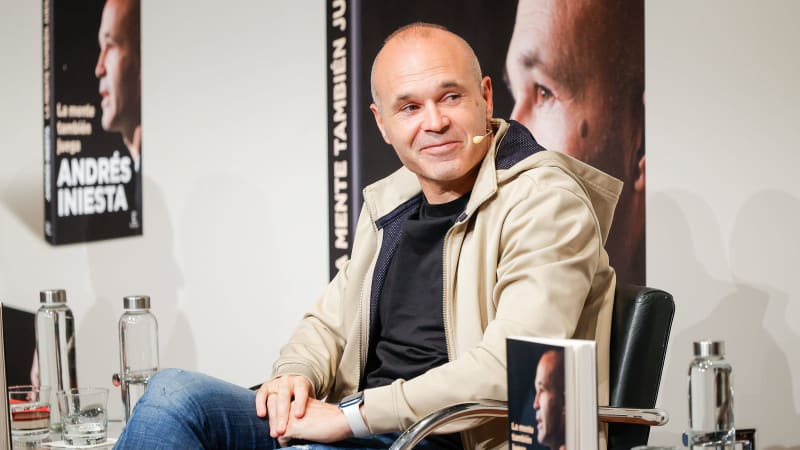 Иньеста представил книгу «La mente también juega» в Барселоне Экс-футболист Андрес Иньеста во время презентации своей книги «La mente también juega» в Ла Педрера, 22 апреля 2025 года, в Барселоне, Каталония (Испания). В книге «La mente también juega» бывший футболист, игравший в Испании в Виктории на чемпионате мира по футболу в Южной Африке в 2010 году, дает свидетельство о своих отношениях с футболистом из девяти человек в Фуэнтеальбиллье (Альбасете), который стал актуален. Мы предлагаем вам видение, посвященное душевному спасению, семье и супердействию. 22 АПРЕЛЯ 2025 ГОДА Кике Ринко Барселона (Каталония) Барселона (Каталония) Испания *** Иньеста представляет свою книгу «Разум также играет» в Барселоне Бывший футболист Андрес Иньеста во время презентации своей книги «Разум также играет» в Доме Мила 22 апреля 2025 года в Барселоне, Каталония Испания В своей книге «Разум также играет» бывший футболист, забивший гол, принесший Испании победу на чемпионате мира в Южной Африке в 2010 году, рассказывает о своих отношениях с футболом с детства в Фуэнтеальбилье, Альбасете, Испания Бывший футболист, забивший гол, принесший Испании победу на чемпионате мира 2010 года в Южной Африке, рассказывает о своих отношениях с футболом с детства в Фуэнтеальбилье, Альбасете, до настоящего времени, предлагая свое видение психического здоровья, семьи и преодоления 22 АПРЕЛЯ 2025 Кике Ринко Барселона Каталония Каталония Барселона Каталония Испания ПУБЛИКАЦИЯxNOTxINxESP Авторские права: xKikexRinconx 6667588