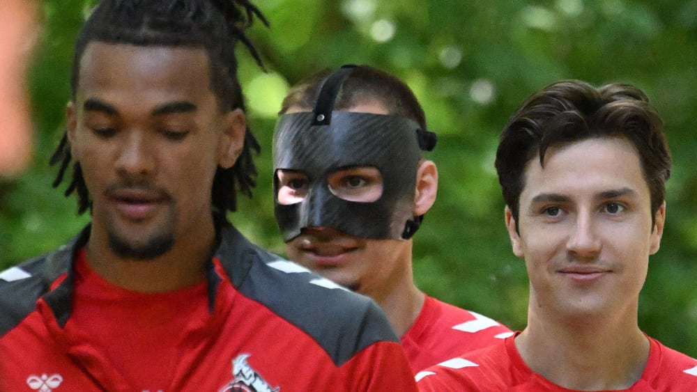 Tim Lemperle, hier zwischen Damion Downs und Denis Huseinbasic, trainierte mit einer Maske.
