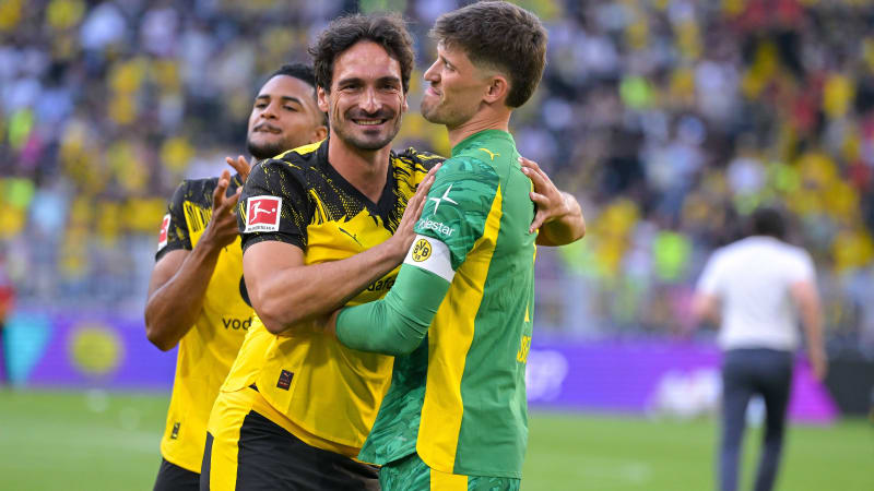 10.08.2025, Futbol, Sezon 2025 2026, Sezon açılışı Borussia Dortmund, Borussia Dortmund - Juventus Turin, Mats Hummels (Borussia Dortmund), Kaleci Gregor Kobel (Borussia Dortmund) xRHR-FOTO TKx *** 10 08 2025, Futbol, Sezon 2025 2026, Sezon açılış Borussia Dortmund, Borussia Dortmund Juventus Torino, Mats Hummels Borussia Dortmund, Kaleci Gregor Kobel Borussia Dortmund xRHR FOTOĞRAF TKx Telif hakkı: RHR-FOTOx RHR-FOTO TK