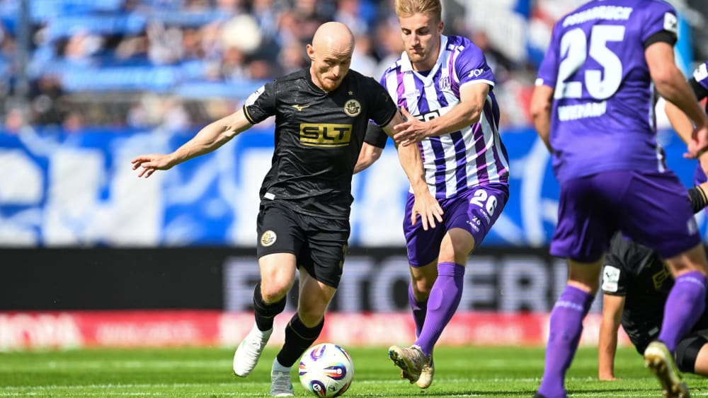 Maximilian Krauß (Rostock) und Fridolin Wagner (Osnabrück, re.) im Duell an der Bremer Brücke.