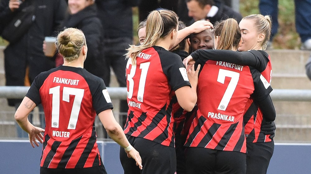 Jubeltraube um Nicole Anyomi: Eintracht Frankfurt freut sich über den 3:1-Sieg im Verfolgerduell gegen Hoffenheim.