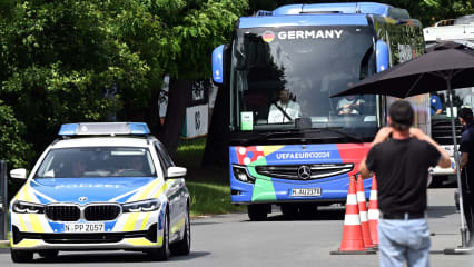 Fußball, UEFA Euro 2024, EM, Vorrunde, Abfahrt Deutschland. Der Bus der deutschen Nationalmannschaft fährt aus dem Homeground, um nach Stuttgart zu fahren.
