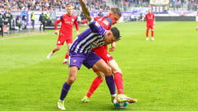 Lieferten sich ein kampfbetontes Spiel: Erzgebirge Aue um John-Patrick Strauß (li.) und Rostock mit Björn Rother.