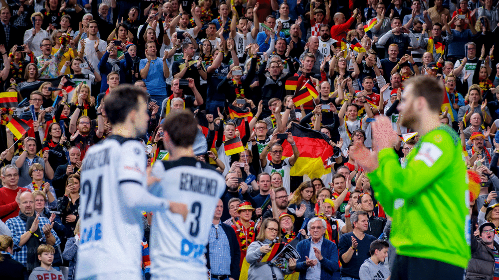 Erinnerungen an 2019: Hier bedanken sich Deutschlands Spieler beim Kölner Publikum nach dem Island-Sieg.
