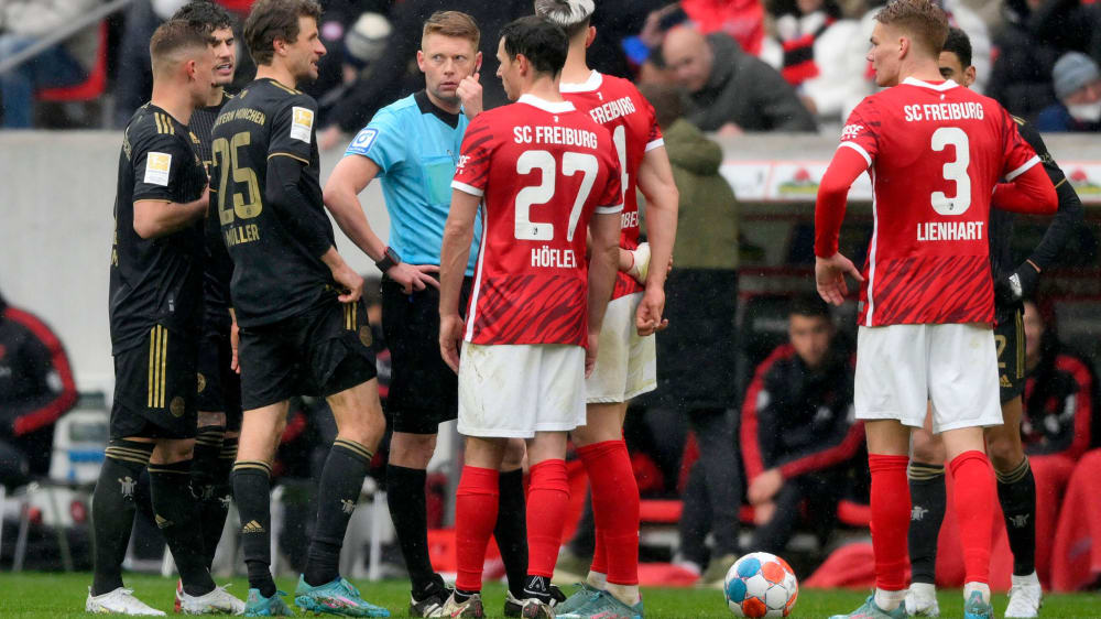 Ein Doppelwechsel der Bayern sorgte in Freiburg für Konfusion.