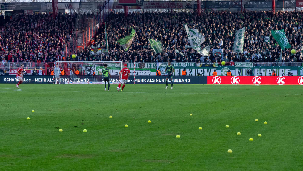 Tennisbälle gegen Investoren: Seit Wochen laufen Fußball-Fans in Deutschland gegen die DFL-Pläne Sturm.