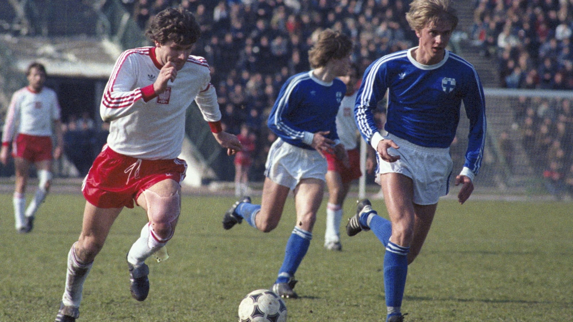 epa03135435 (FILE) A file photograph dated 17 April 1983 shows Poland's Wlodzimierz Smolarek (L) in action during the EURO 1984 qualifying soccer match against Finland, in Warsaw, Poland. Former Polish international striker Wlodzimierz Smolarek has died at the age of 54 as media reports on 07 March 2012. Smolarek was part of the Poland team that finished third at the 1982 World Cup. He scored 13 goals in 60 games for Poland between 1980 and 1992. EPA/Jan Morek POLAND OUT  ++