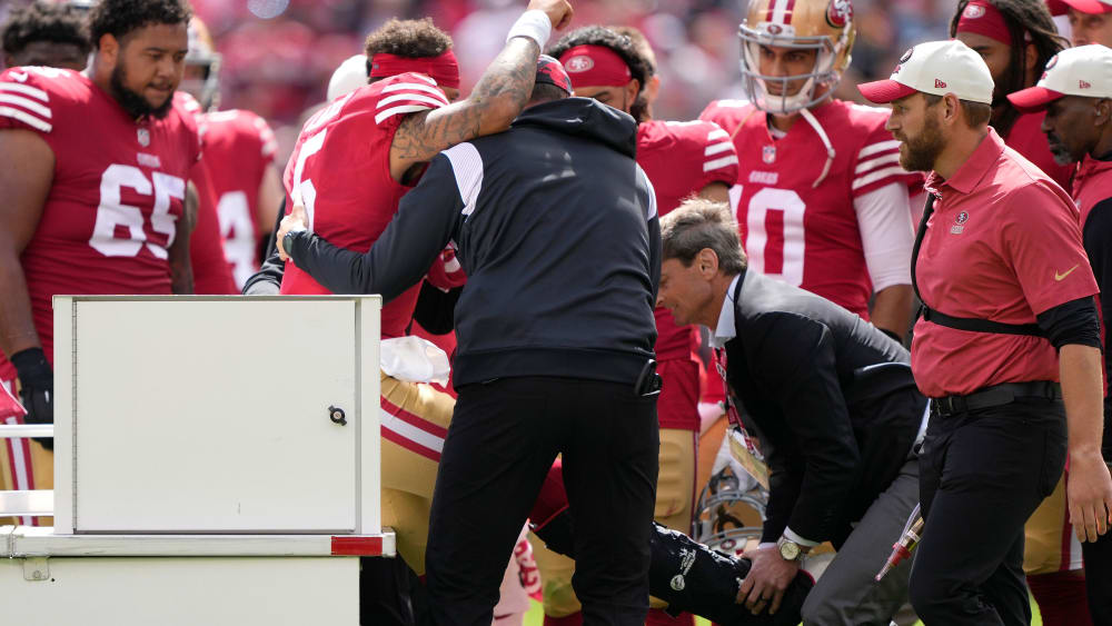 Es sollte sein Saison werden: Trey Lance (#5) wird am Sonntag abtransportiert.