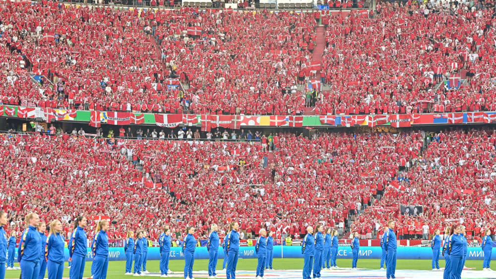 Die mitgereisten Dänen sorgten bei ihrer Nationalhymne für eine Gänsehaut-Atmosphäre