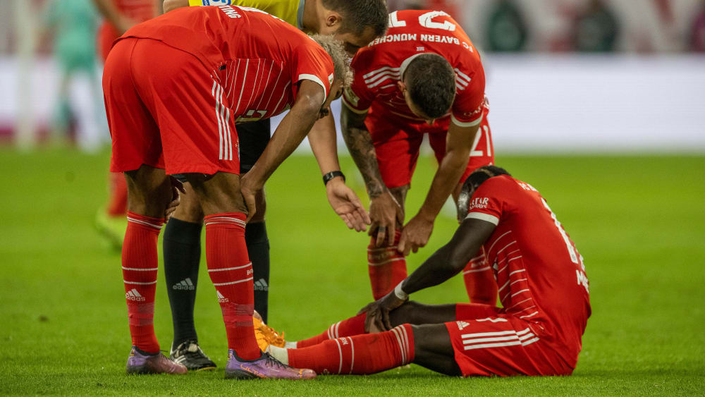 Schmerzen: Sadio Mané (re.) musste gegen Bremen früh ausgewechselt werden.