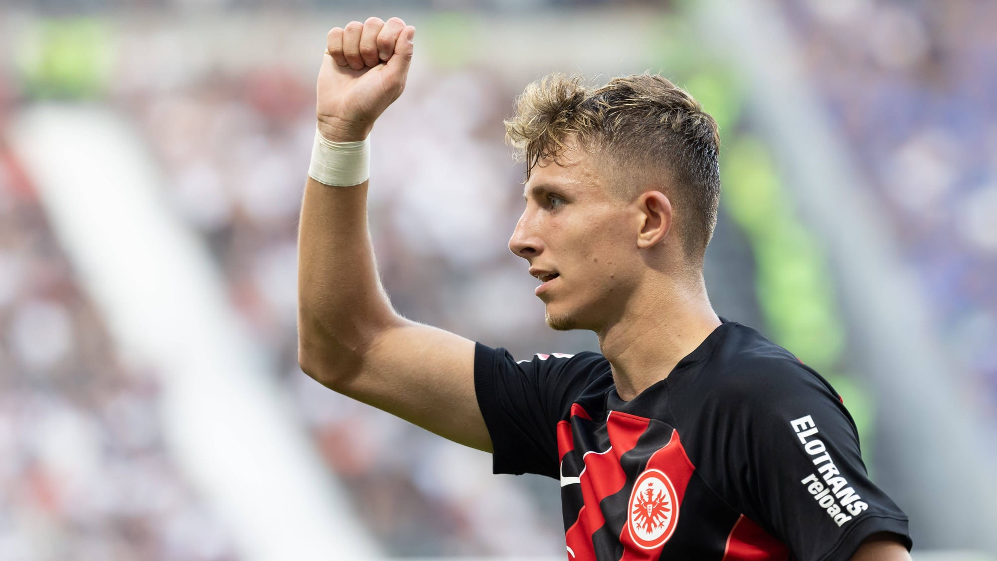 Jesper Lindström ballt im Trikot von Eintracht Frankfurt seine rechte Hand zu einer Faust.