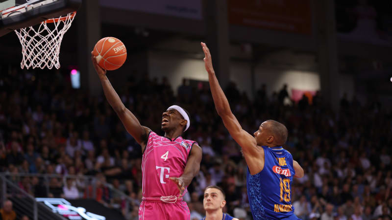 Glynn Watson (Bonn), Louis Olinde (Alba), Telekom Baskets Bonn vs Alba Berlin, easyCredit BBL, 3. Viertelfinale, Bonn, 21.05.2024.